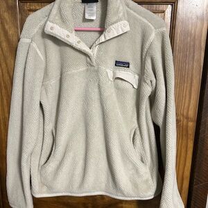 Patagonia Women's Cream Fleece 1/4 button pullover. Super warm and cozy.